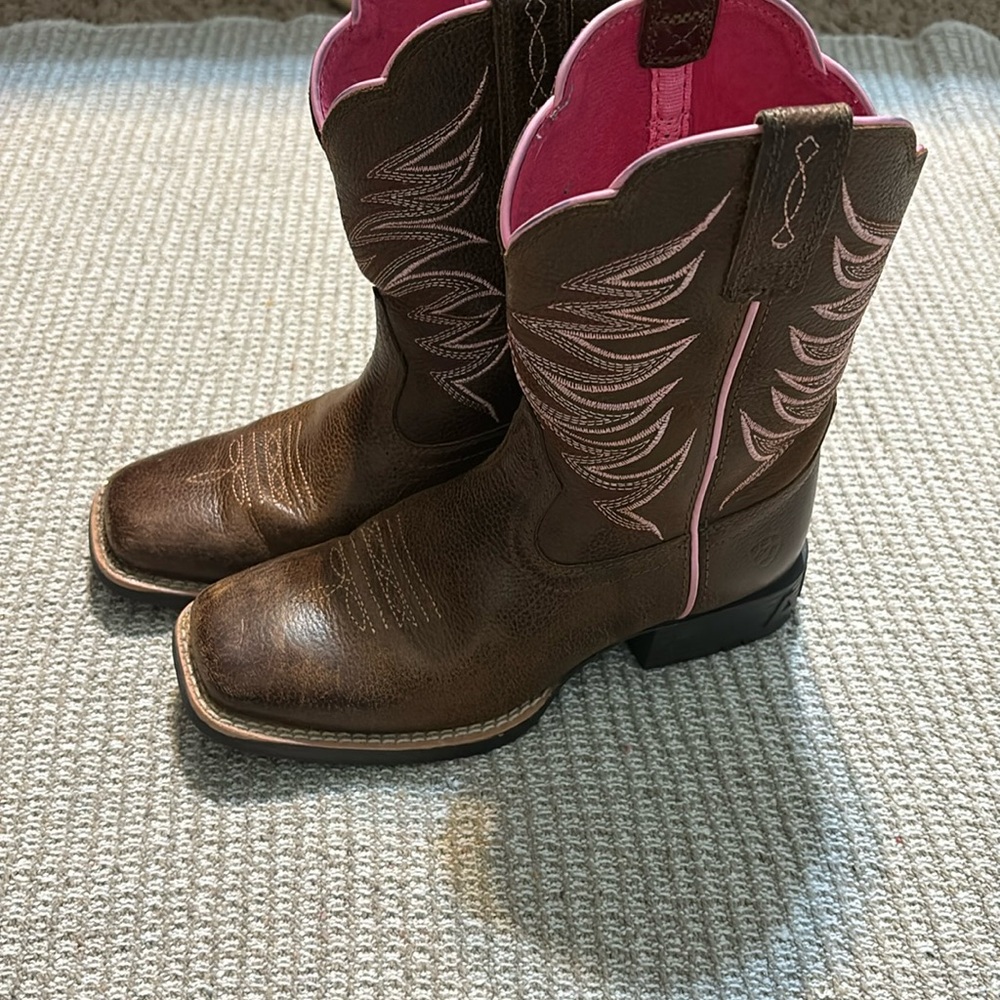 Ariat Boots w/ Pink Stitching